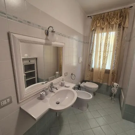 Residenza Di Campagna Anninnia אולמדו